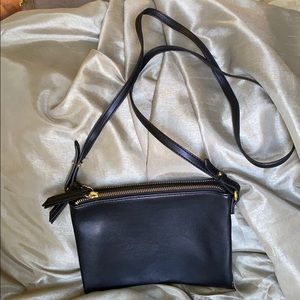 New black double zippered crossbody bag
